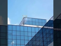 Полускрытая рама на витрине магазина